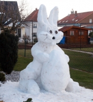 Osterhase aus Schnee Osterhase aus Schnee