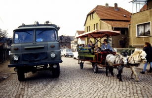 23.12.89-Lauchröden-Laster-Ponykutsche-awy-1080
