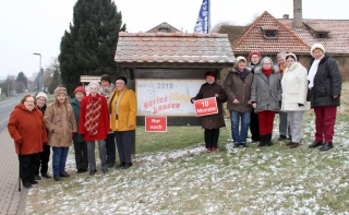 03-Landfrauen-am-Ortsschild-1080