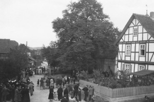 Un_DorfplatzSchule_1928-1200px